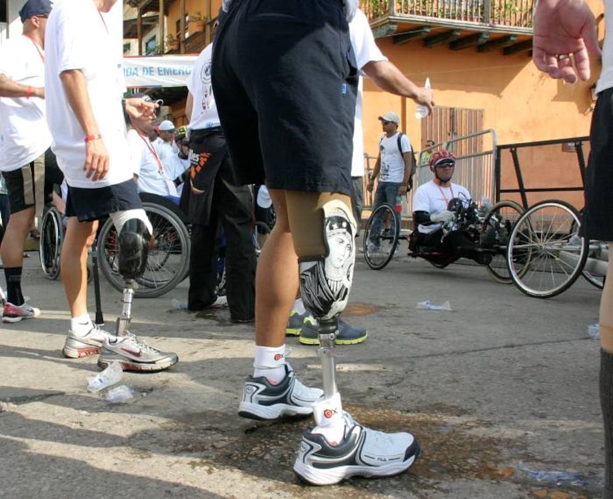 Los cadetes del Buque Escuela ARC Gloria subirán a los mástiles del velero con una bota del pantalón doblada en rechazo al uso de minas antipersonal y en homenaje a las personas afectadas por esta modalidad criminal. LUIS APARICIO /EL UNIVERSAL