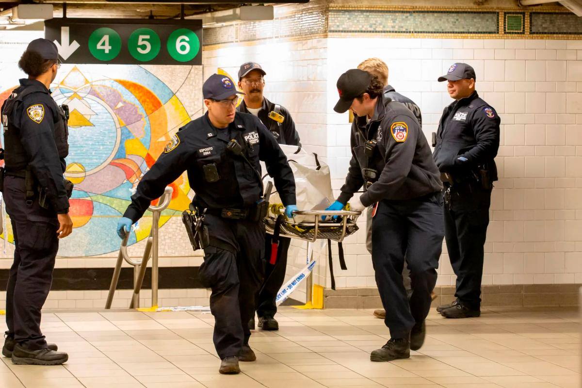 Muere una persona al ser empujada hacia las vías en metro de Nueva York