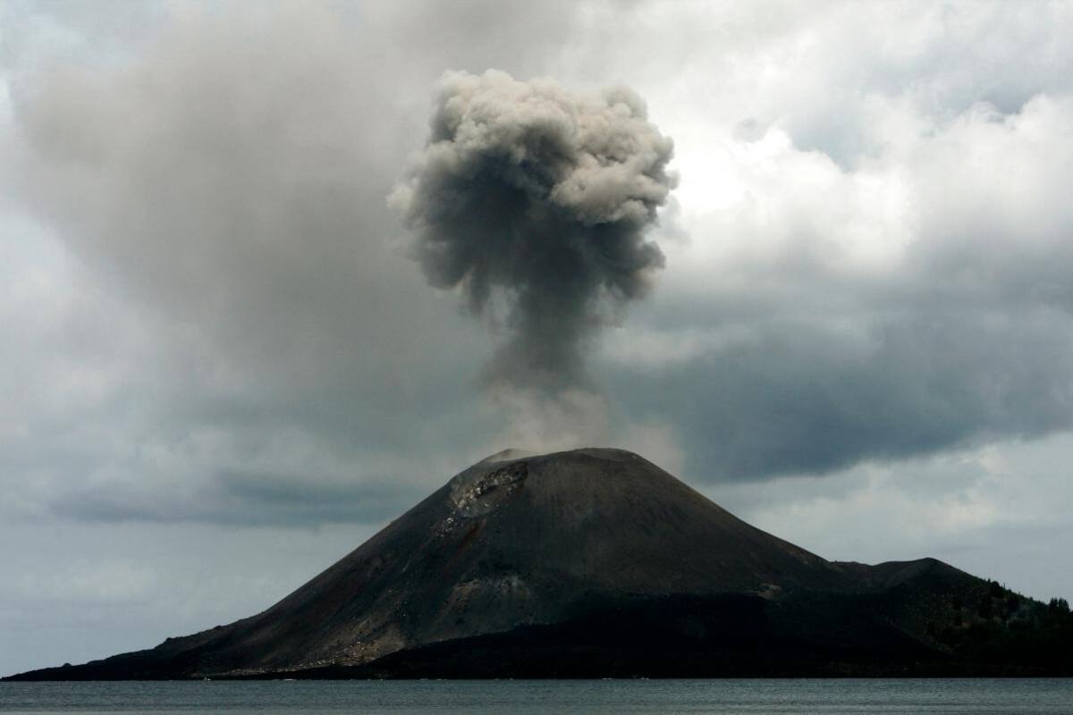El volcán Krakatoa, en Indonesia, entra en erupción