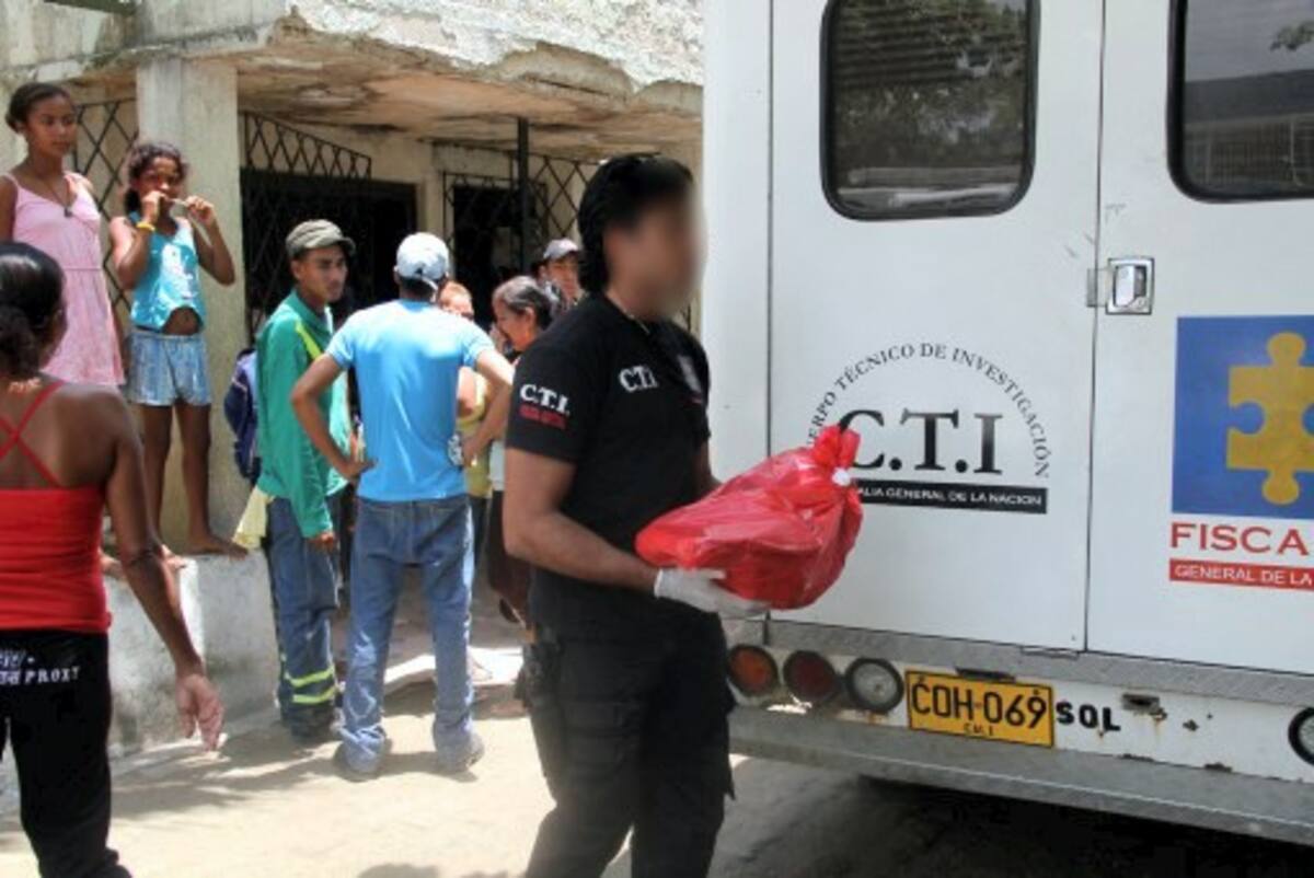 Esta foto captada en exclusiva por El Universal muestra el momento en que la bebé de dos meses era sacada del CAP de El Pozón por personal del Cuerpo Técnico de Investigaciones (CTI) de la Fiscalía. La menor murió hacia la 7:45 de la mañana y fue llevada al mediodía a Medicina Legal. ÓSCAR DÍAZ - EL UNIVERSAL