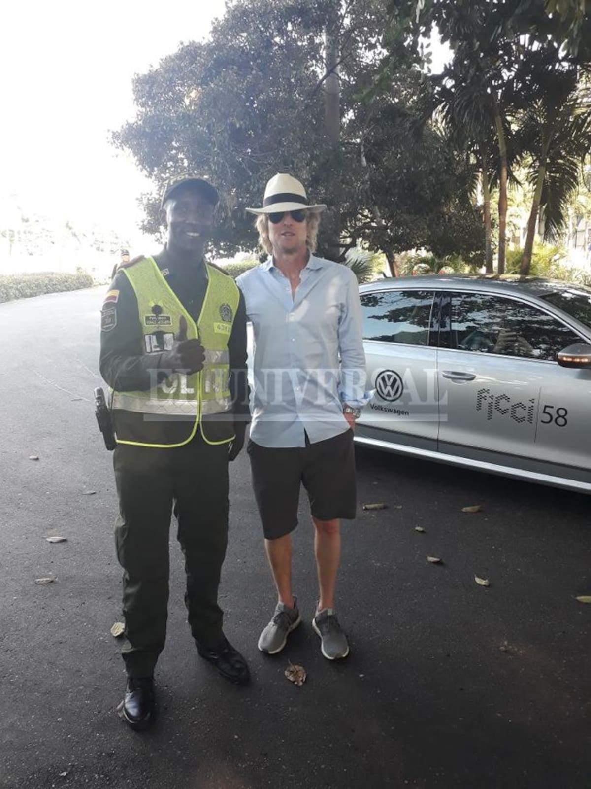 Owen Wilson compartió con uniformados a su llegada a Cartagena. CORTESÍA