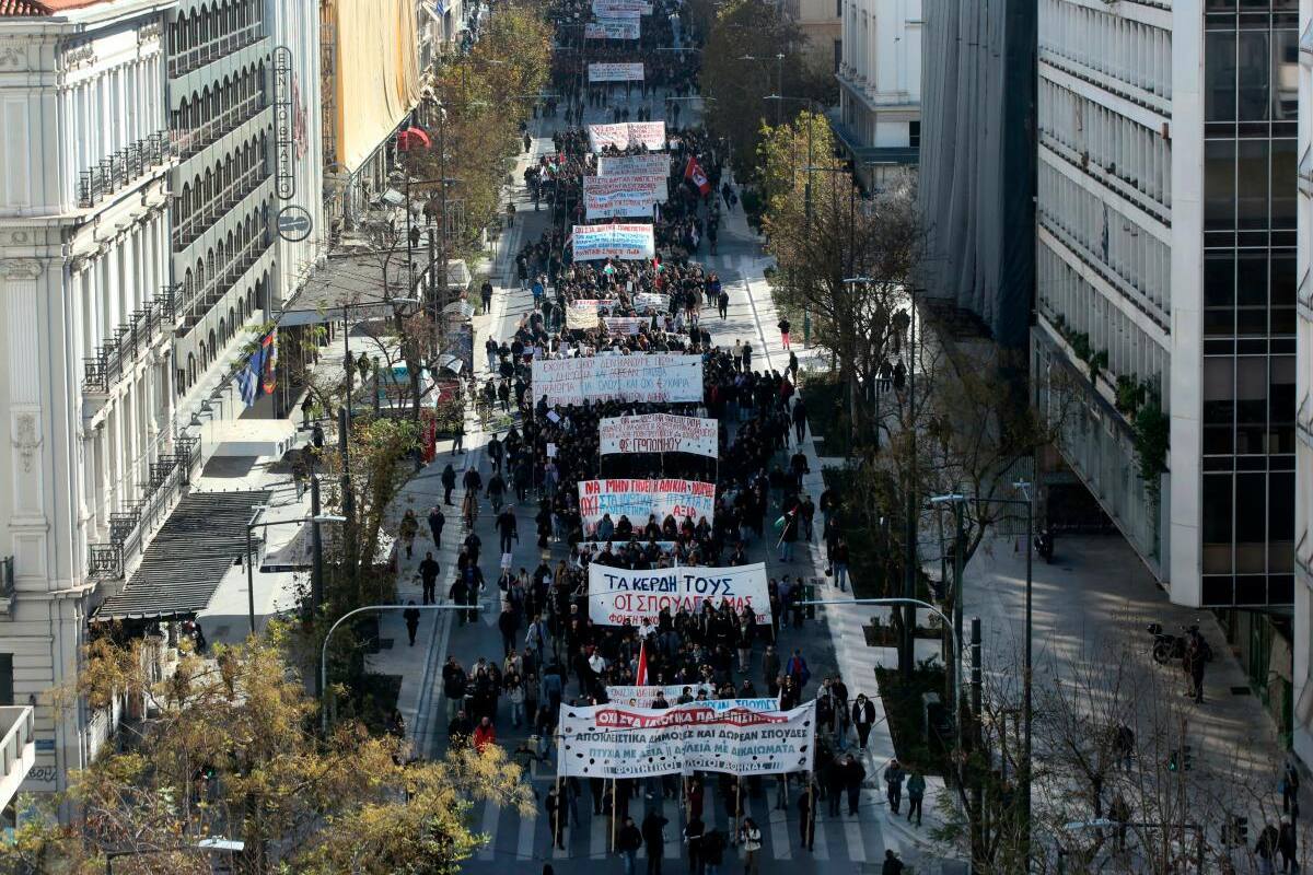 Personas se manifiestan en Grecia contra la apertura de universidades privadas
