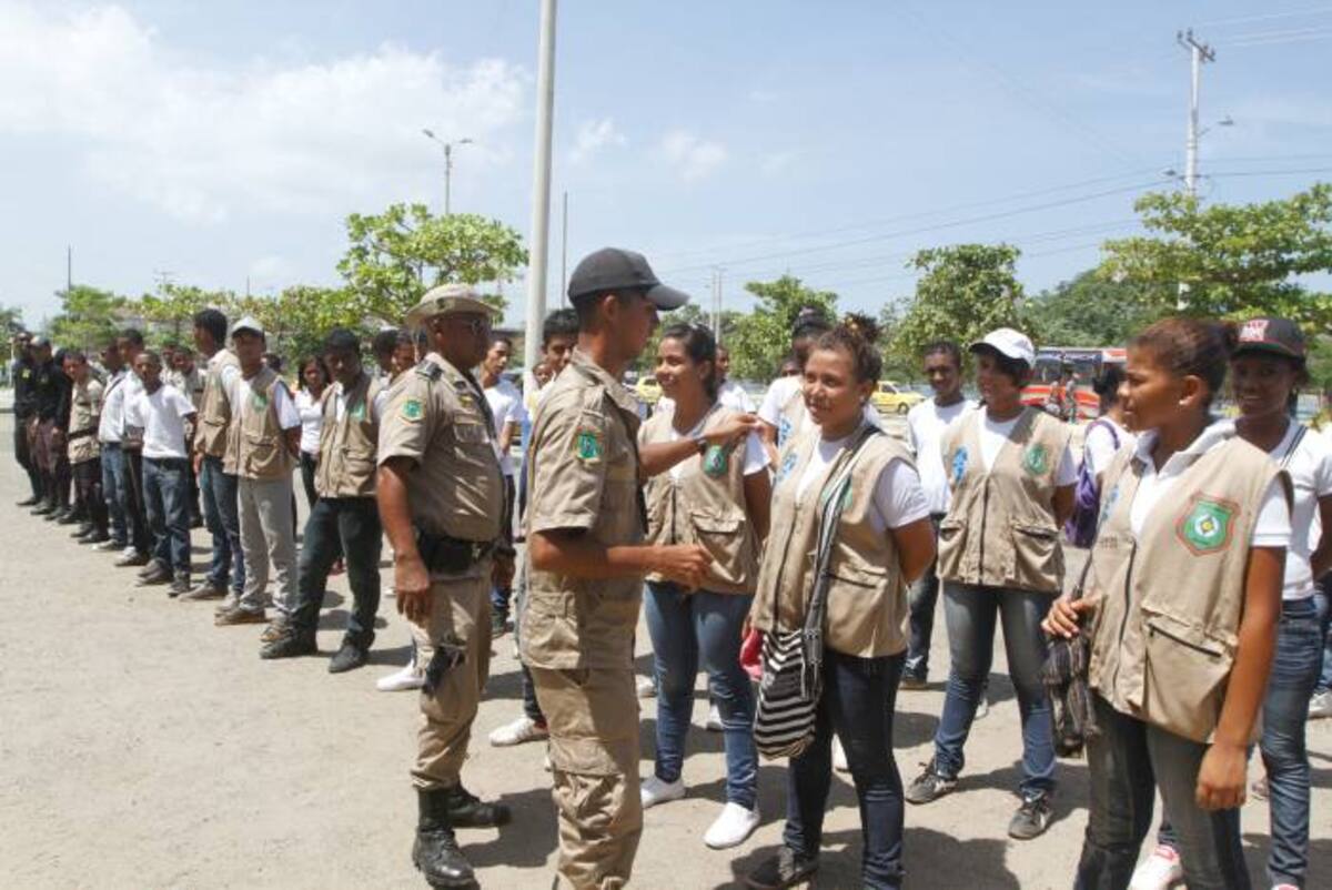 Más de 250 voluntarios de la Guardia Ambiental de Cartagena realizan las limpiezas en los lugares más descuidados y olvidados de la ciudad. JULIO CASTAÑO EL UNIVERSAL