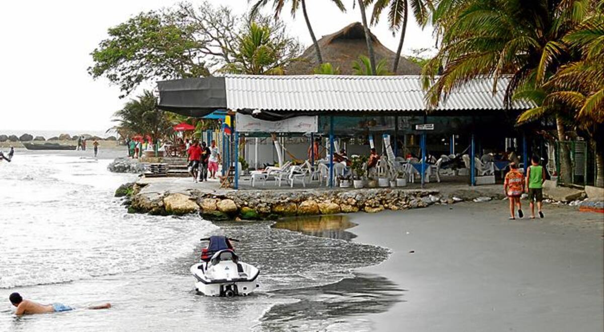 La terraza del Restaurante La Sierra, en El Laguito, ha sido ampliada hacia el agua, según su dueño para mitigar el impetuosidad del mar. ÓSCAR DÍAZ-GENTE BAHÍA