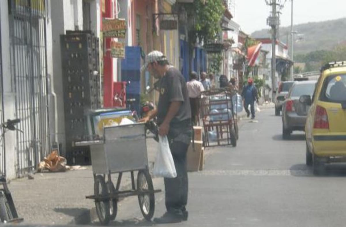 Lo peor de los carretilleros es que no les importa circular aun en contravía. ELUNIVERSAL.COM.CO