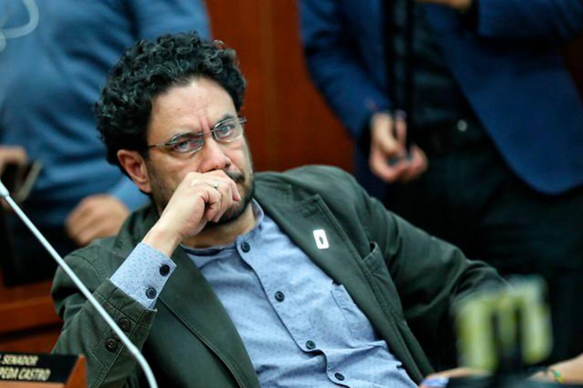 Iván Cepeda denuncia al exfiscal Martínez por el caso de las chuzadas