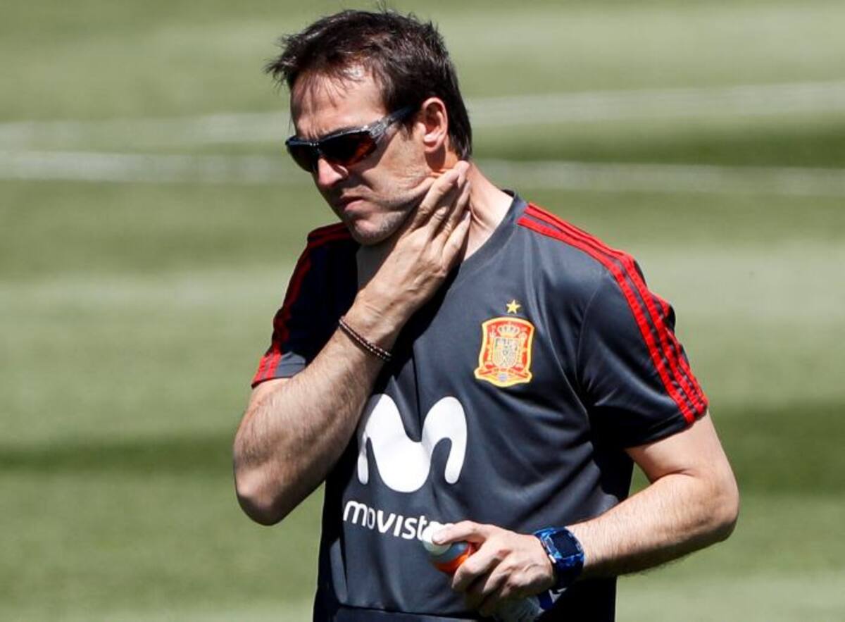 Julen Lopetegui, durante la sesión de entrenamiento de la selección española ayer martes, en Krasnodar. Julen Lopetegui fue destituido hoy como seleccionador español, según anunció en rueda de prensa Luis Rubiales, presidente de la Federación Española de Fútbol, en la concentración del equipo en la ciudad rusa de Krasnodar, a dos días del debut en el Mundial 2018 ante Portugal. EFE Javier Etxezarreta