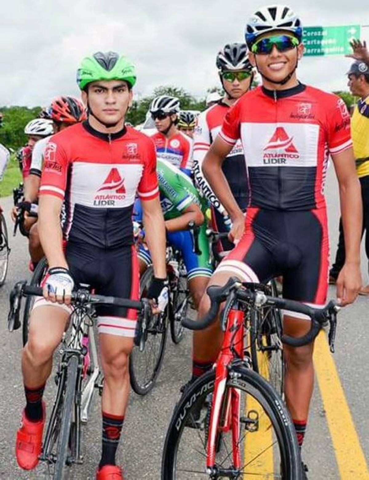 Los ciclistas sincelejanos Álvaro García y Luis Martínez, correrán por Atlántico en la Vuelta del Porvenir 2017. Cortesía.