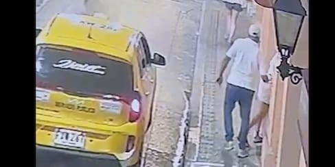 Video: taxista bajó del carro y le robó el celular a una turista en pleno Centro Histórico