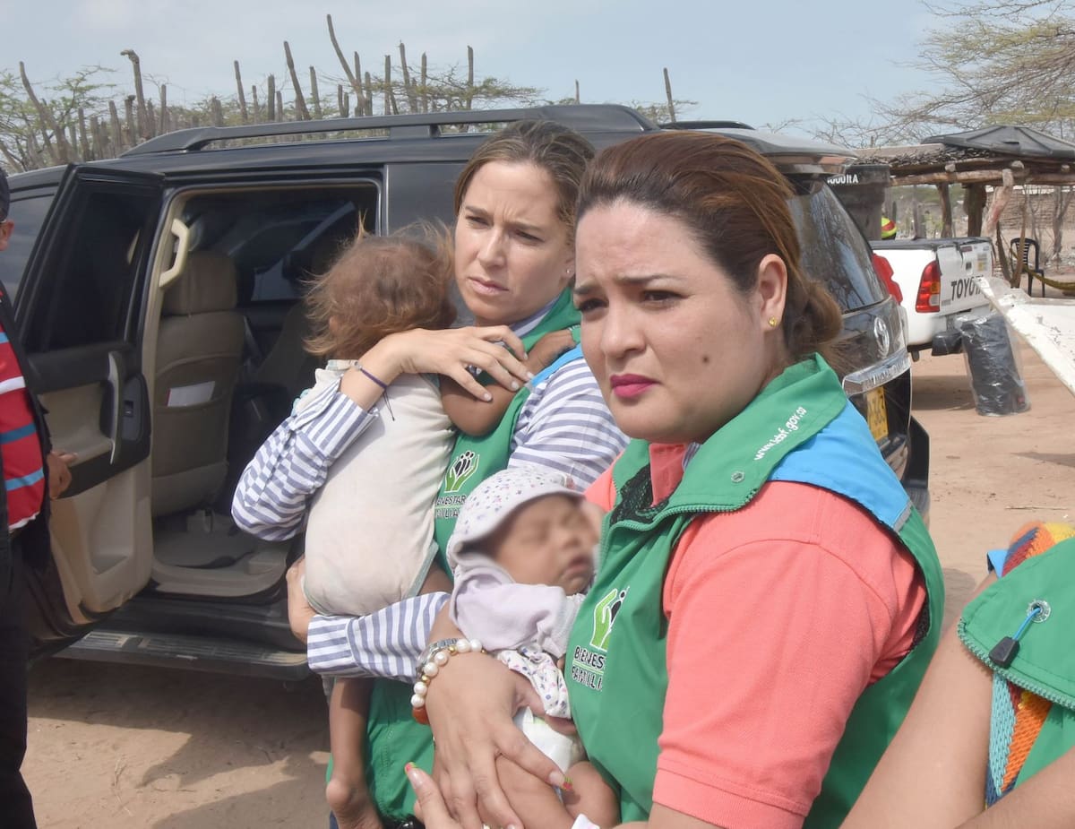 La directora General del ICBF, Cristina Plazas Michelsen, visitó la ranchería y realizó el traslado de las niñas, de 15 días, 16 meses y 9 años al Hospital Nuestra Señora de los Remedios. Foto: Cortesía