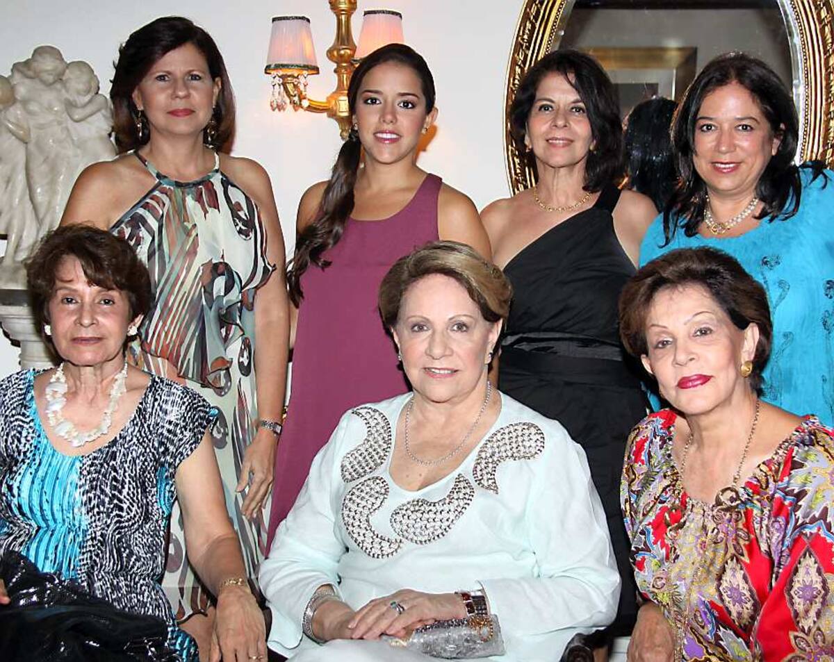 De pie: Patricia De La Espriella; la agasajada, Lina Vélez; María Teresa Vélez y Amelia Grau; sentadas: Beatriz de Serra-no, Mary de Maldonado y Marieta de Martínez. FOTOS: MARUJA PARRA/EL UNIVERSAL/
