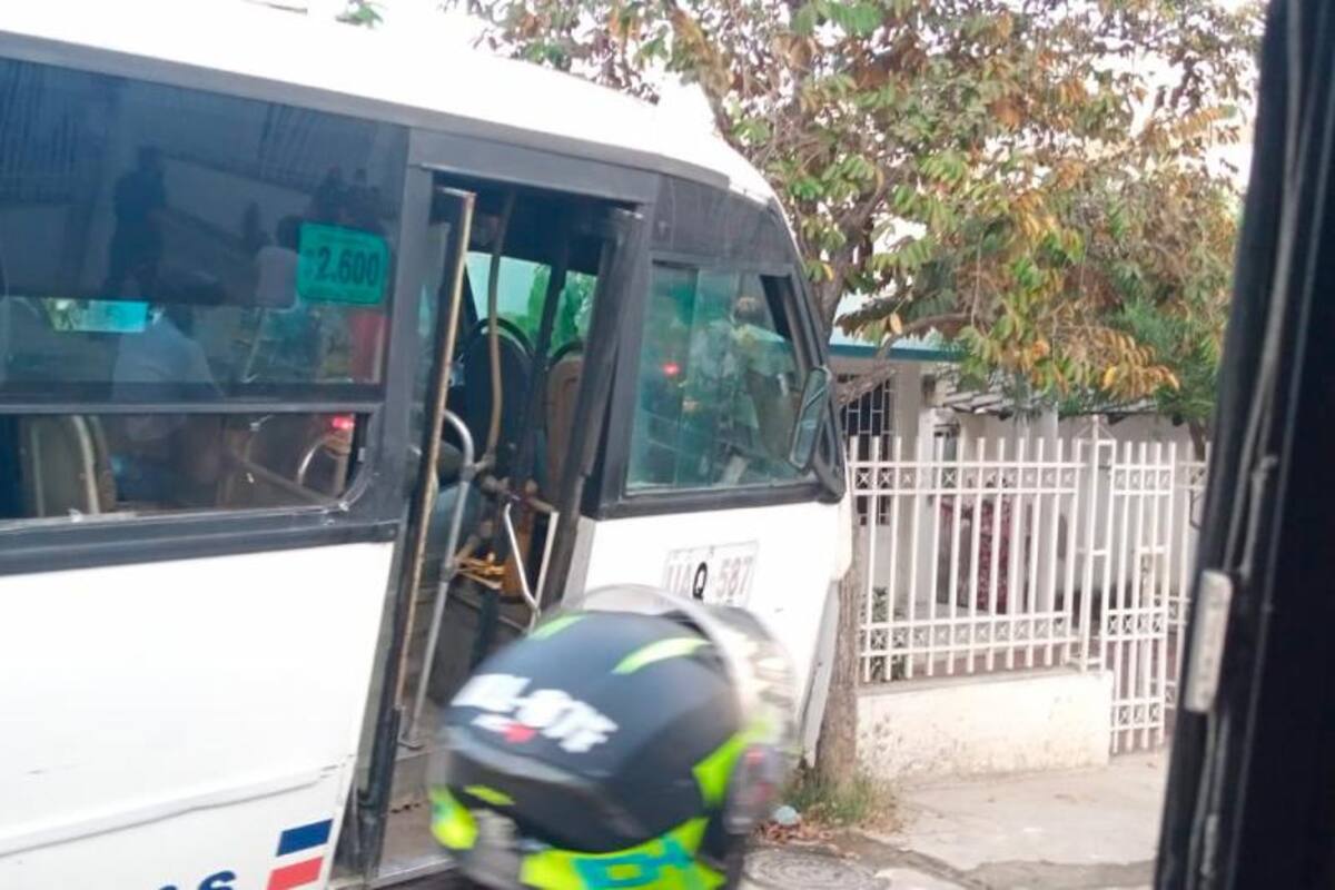 Buseta habría perdido los frenos y chocó contra casa en El Consulado