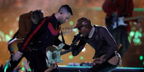 Presentación de Maroon 5 en el medio tiempo del Super Bowl enciende las redes
