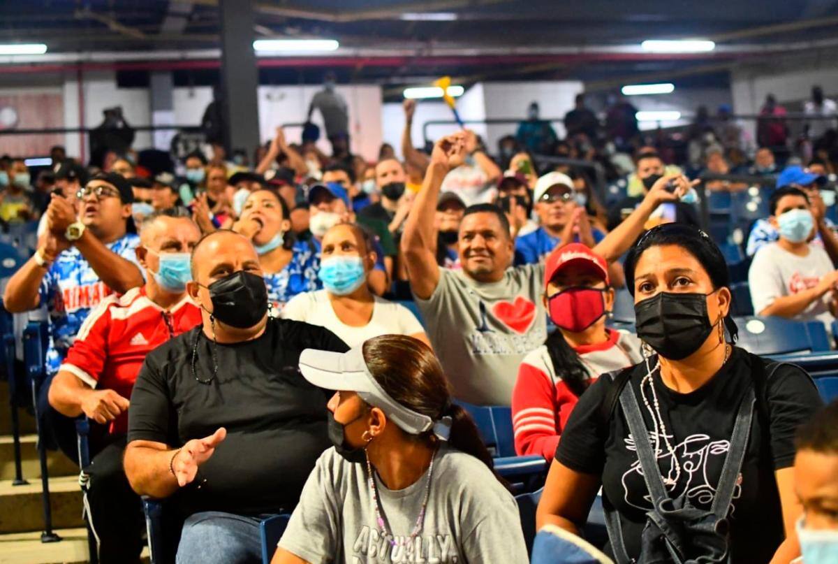 En el estadio Édgar Rentería, los fanáticos presenciaron en pantalla gigante las acciones entre las novenas de Caimanes y Gigantes del Cibao. //Cortesía