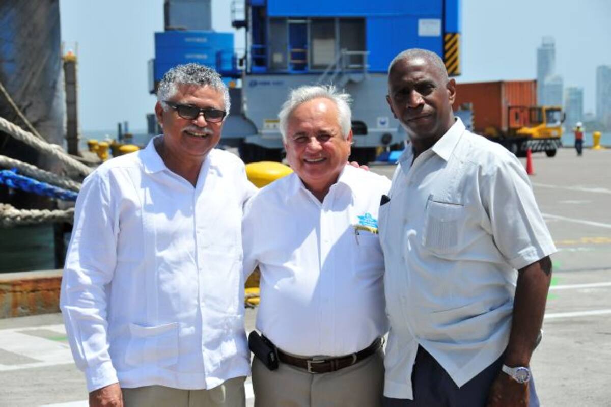 Alfonso Múnera, secretario de la Asociación de Estados del Caribe en compañía de otros funcionarios. Cortesía