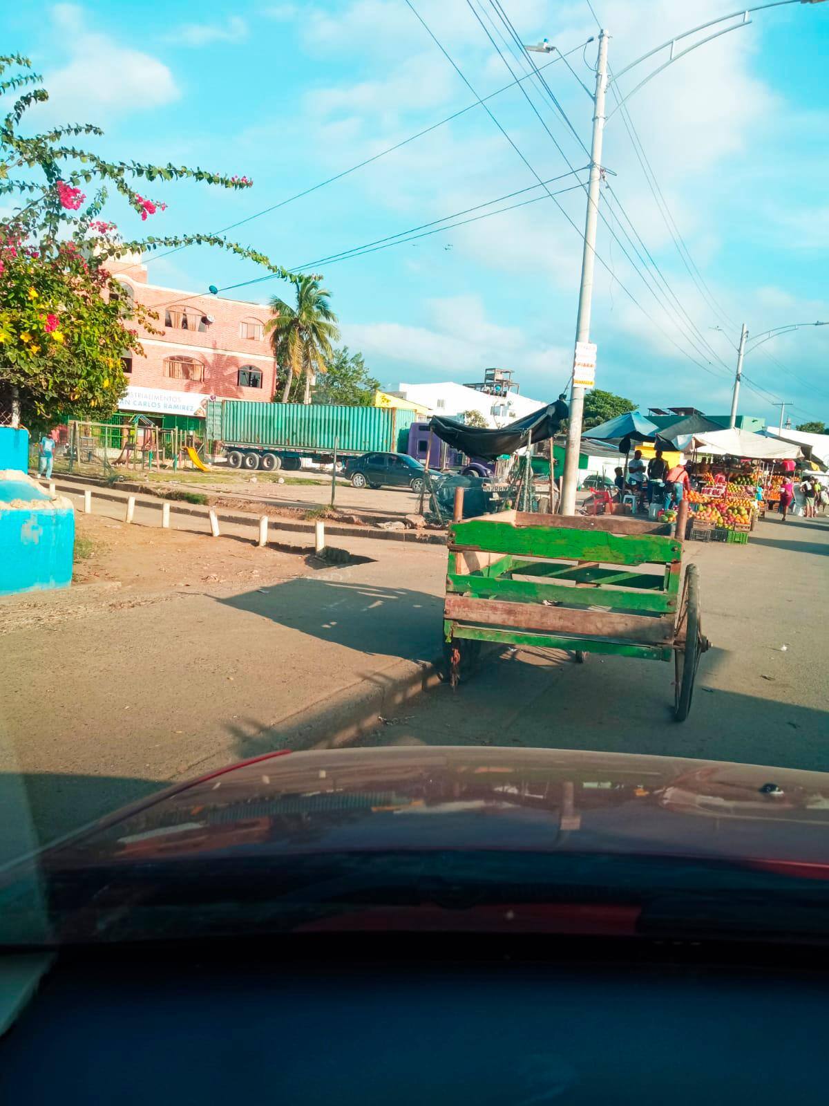Ventas informales en la avenida del Lago. //CORTESÍA