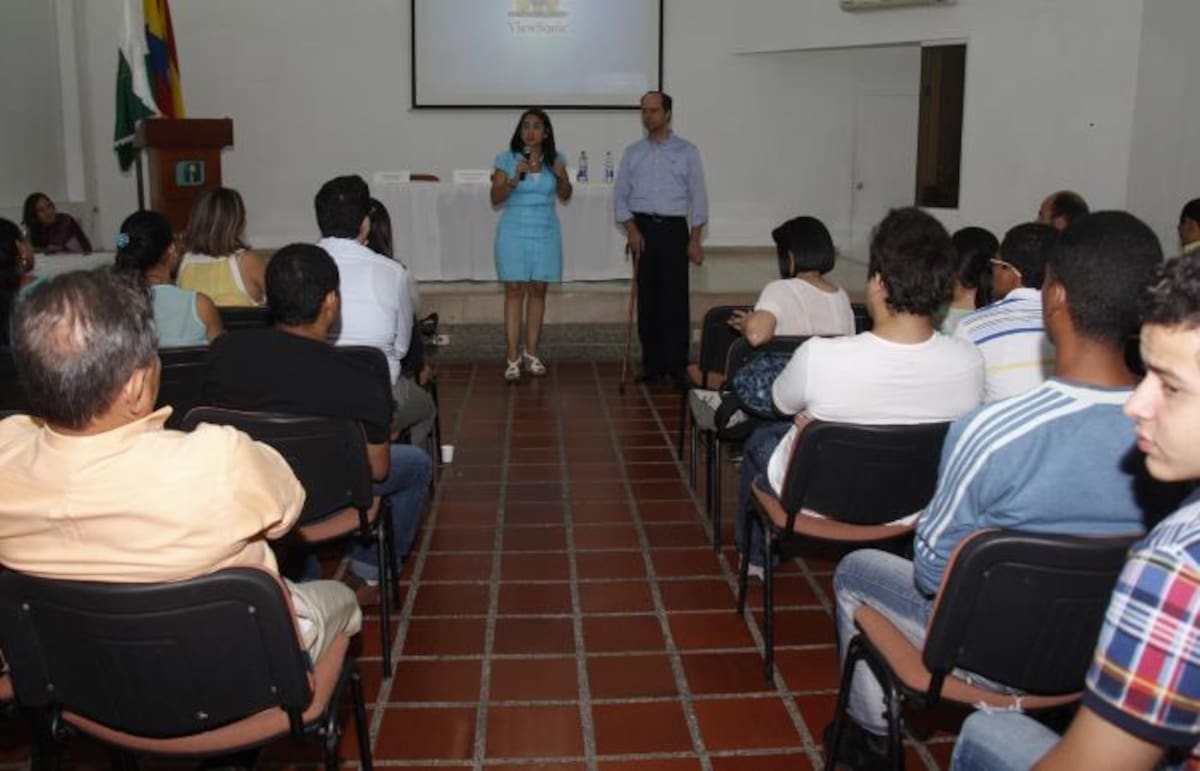 Francisco Lloreda, Consejero para la Convivencia de la Presidencia y María Elena Vélez, habla ante estudiantes de la UTB. Kailline Giraldo