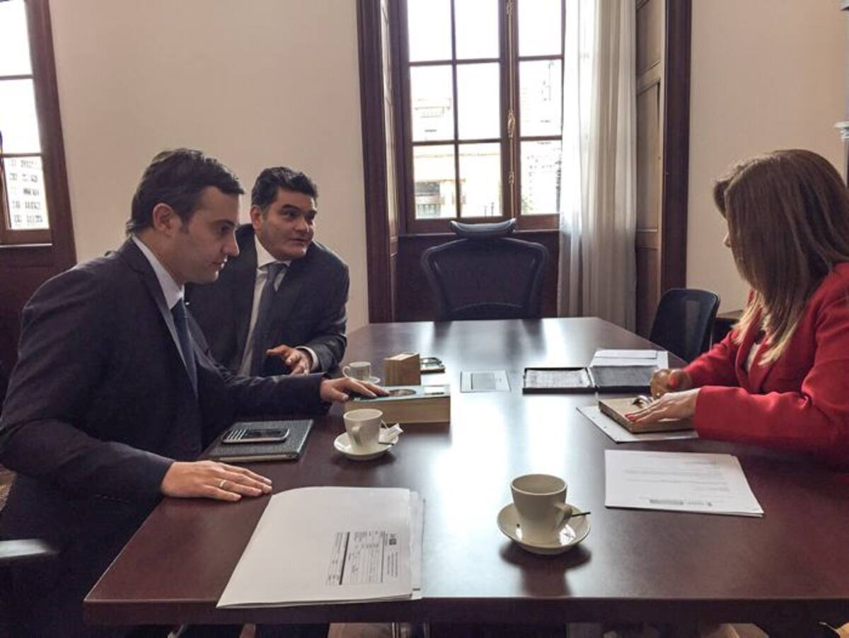 El senador Mario Fernández Alcocer durante la radicación del proyecto. CORTESÍA/