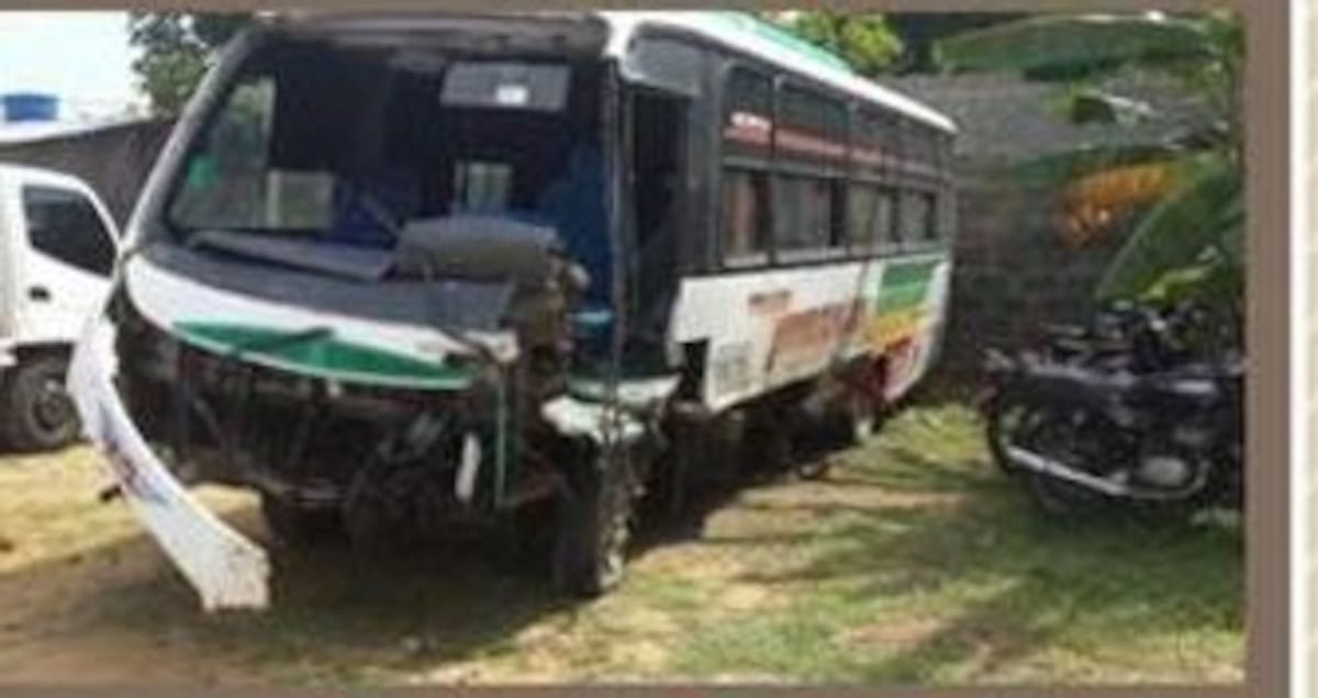 Estado en que quedó la buseta. CORTESIA