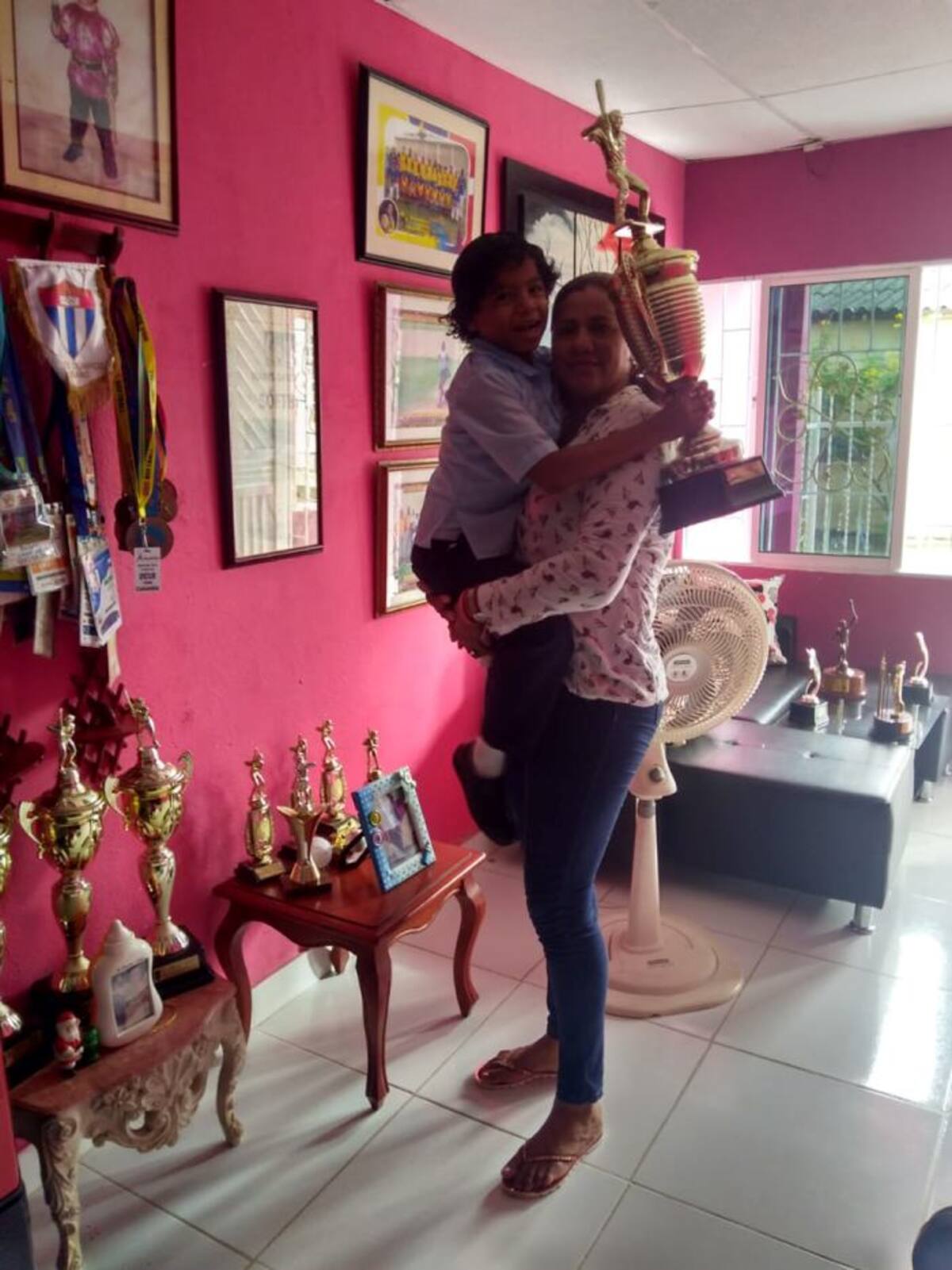 Vianys García, con su hijo Yegenys Llerena, en su residencia en Soplaviento. CORTESÍA