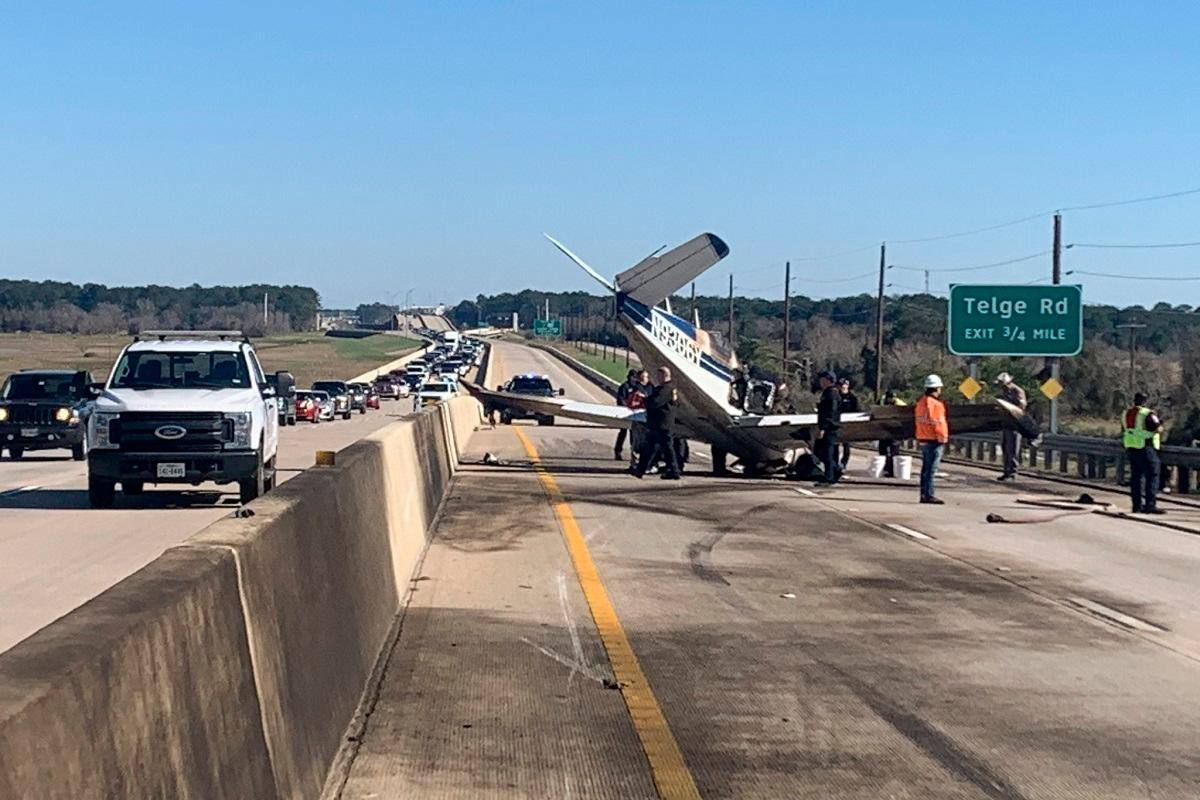 Video: ¡Impactante! Una avioneta se estrella en autopista