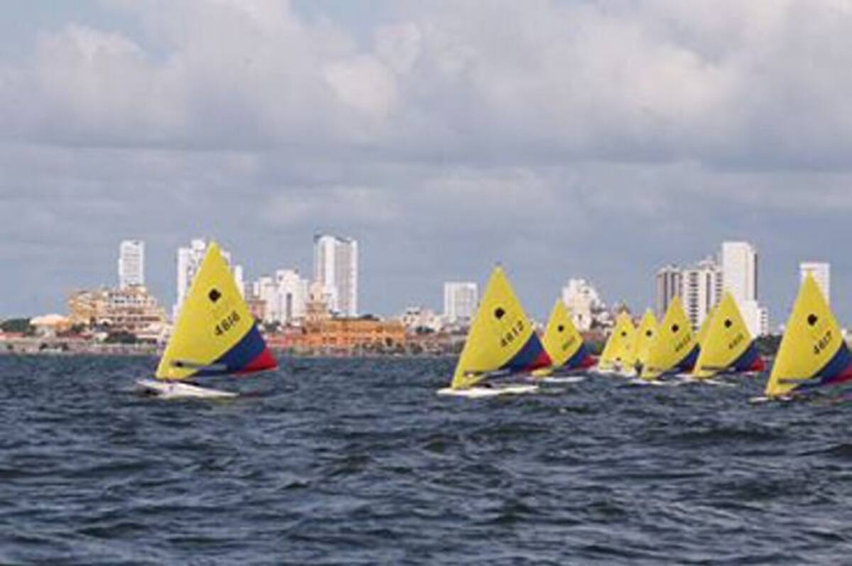 Muy colorida la primera jornada de regatas del Mundial de Sunfish en Cartagena. Cortesía