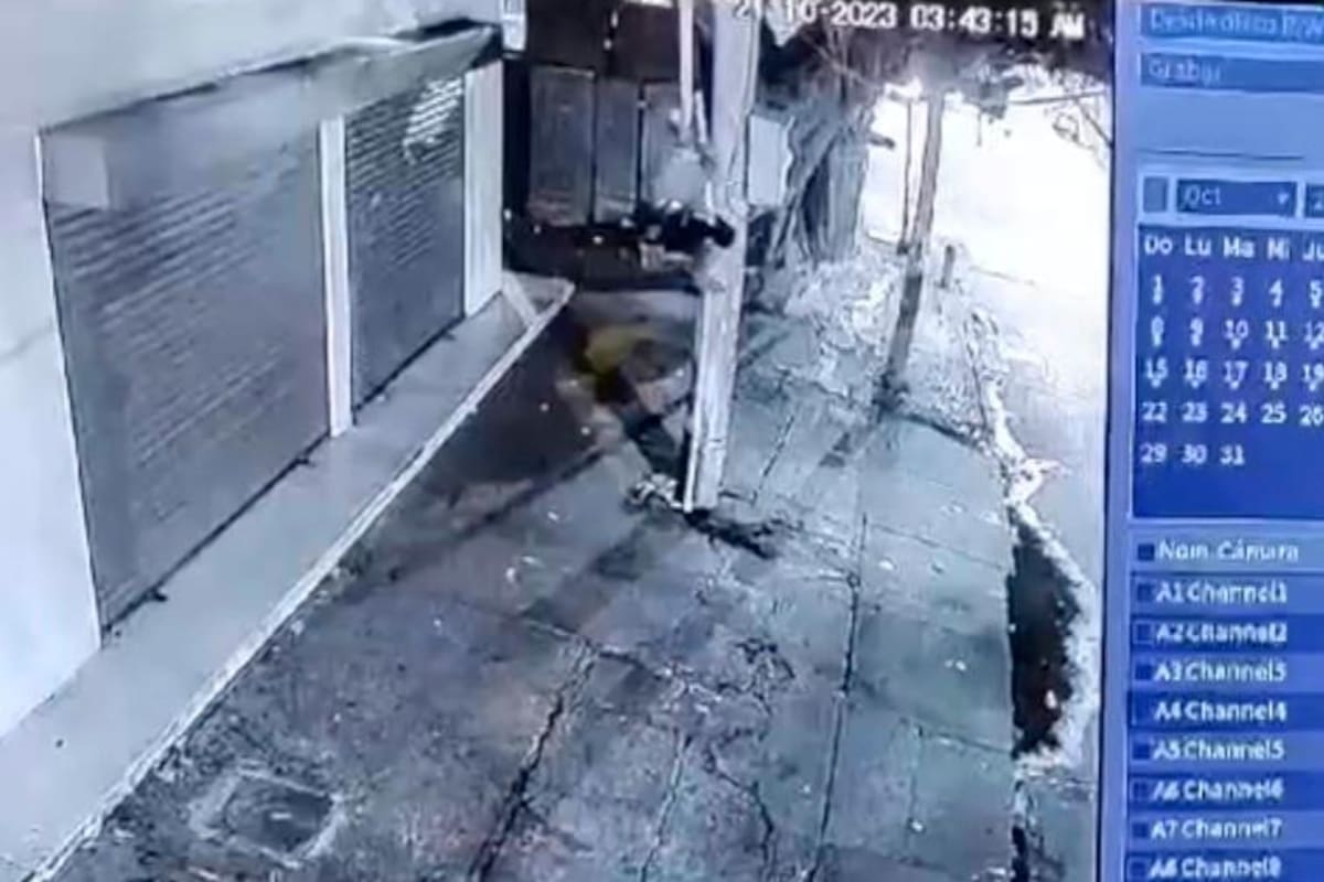 Video: Se trepa en un poste y roba cableado de los semáforos de La Plazuela