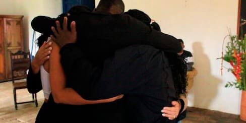 El abrazo entre dos hijas y su padre que tardó 29 años en volver a darse
