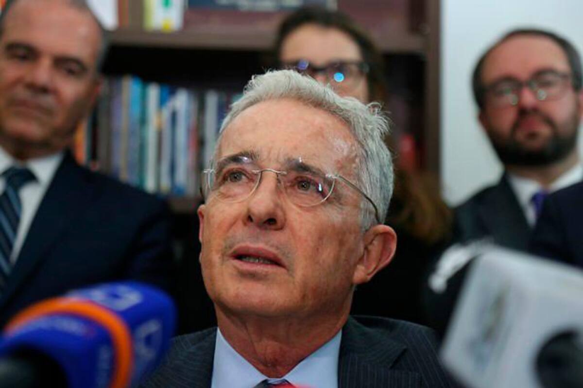 Libertad de Álvaro Uribe sigue en espera, juez suspendió la audiencia