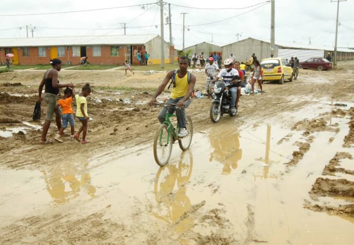 Así lucía ayer en la mañana la entrada de Villas de Aranjuez, barrio al habitado por 700 familias beneficiadas con el programa de viviendas del Ministerio de Vivienda, Ciudad y Territorio de la Presidencia. //óscar díaz. Claudia Fortich / El Universal