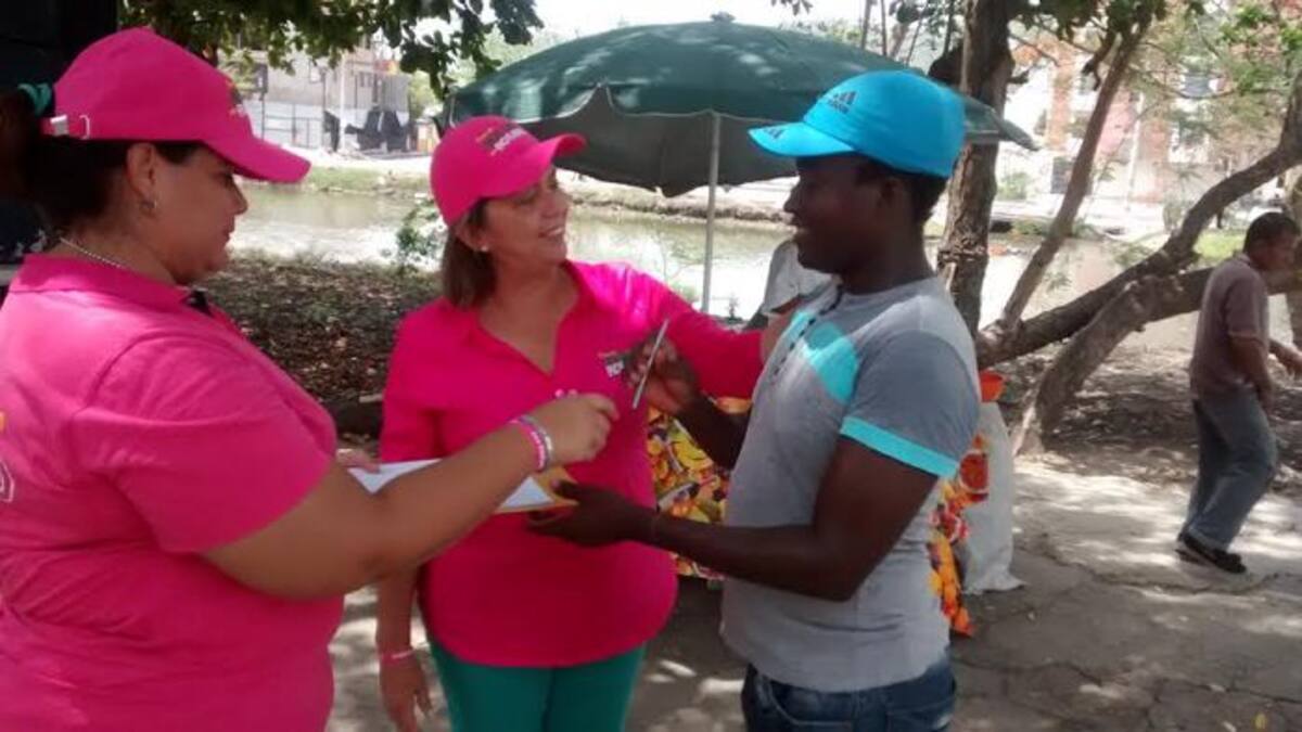 Rosario Ricardo inaugurando sus puntos de recolección de firmas. EL UNIVERSAL