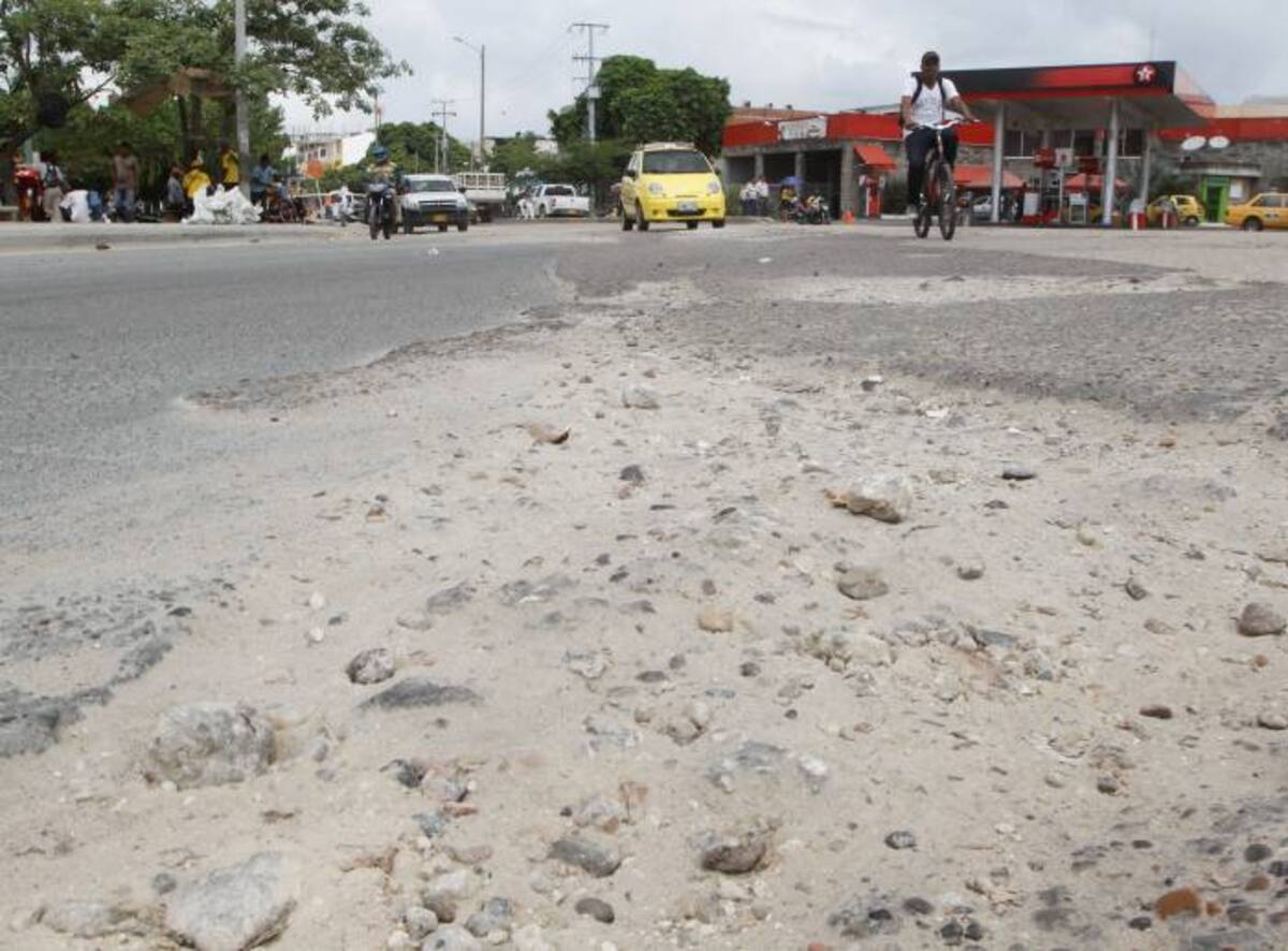 El mal estado de la vía que conduce de El Amparo a la Avenida del Bosque genera trancones, ya que los conductores deben reducir la veloci-dad para evitar dañar sus vehículos. JULIO CASTAÑO - EL UNIVERSAL