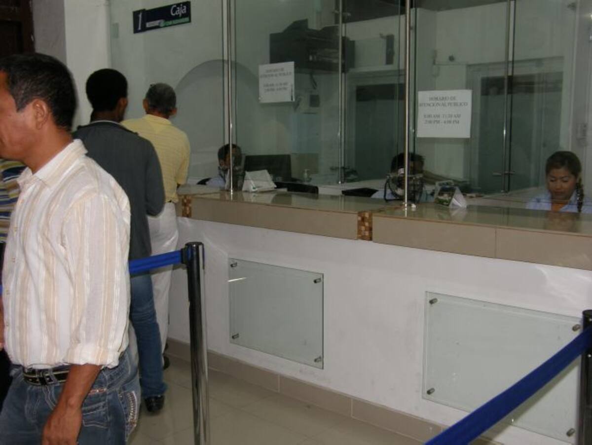 En la Tesorería hay bancos donde los contribuyentes pueden realizar sus pagos sin salir del lugar. LEDIS CARO D. - EL UNIVERSAL -