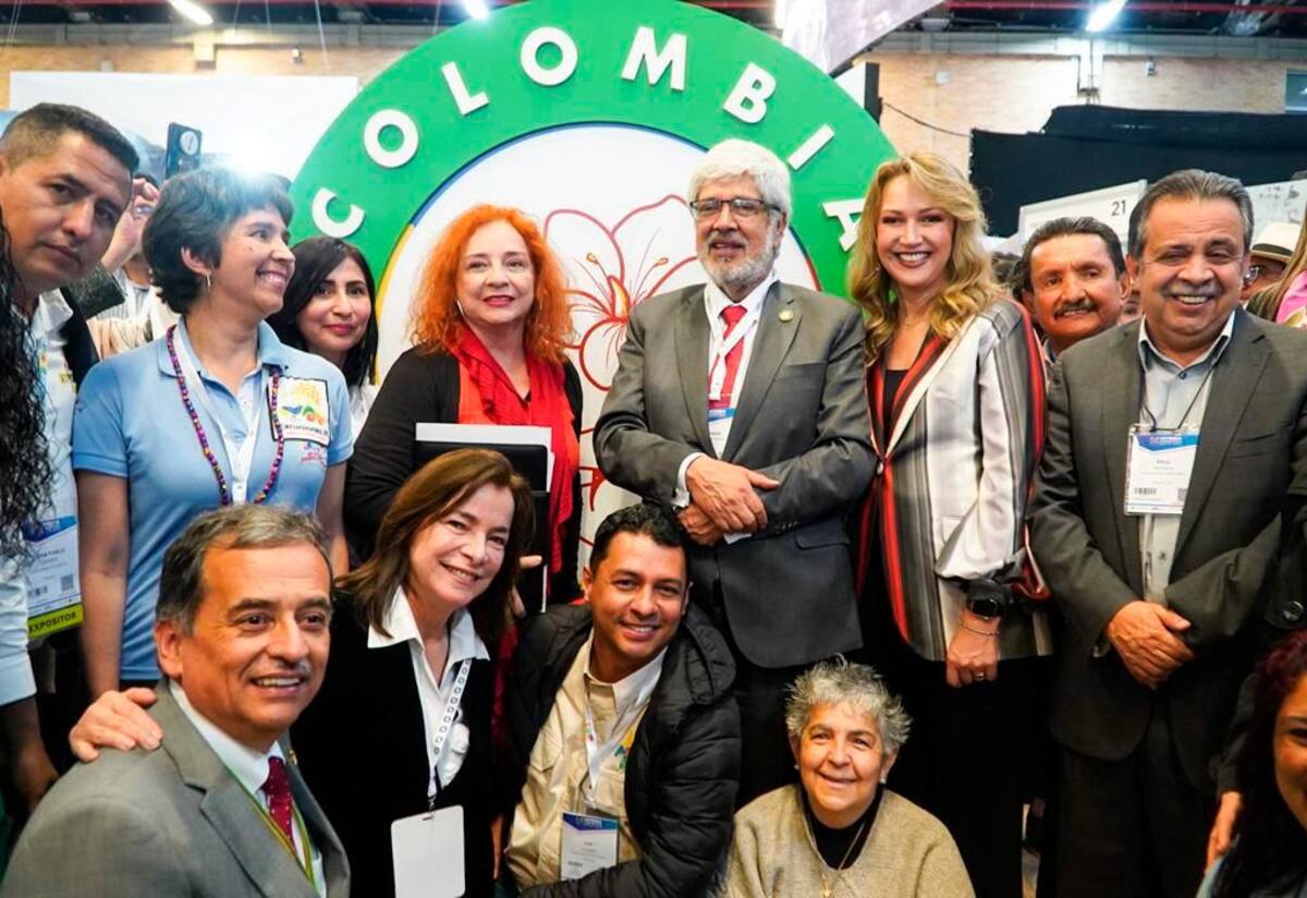 El ministro de Comercio, Industria y Turismo, Germán Umaña Mendoza; la presidenta ejecutiva de Anato, Paula Cortés Calle; al Centro y la presidenta de ProColombia, Cecilia Caballero Villa, entre otros, en el lanzamiento del sello. // Cortesía.