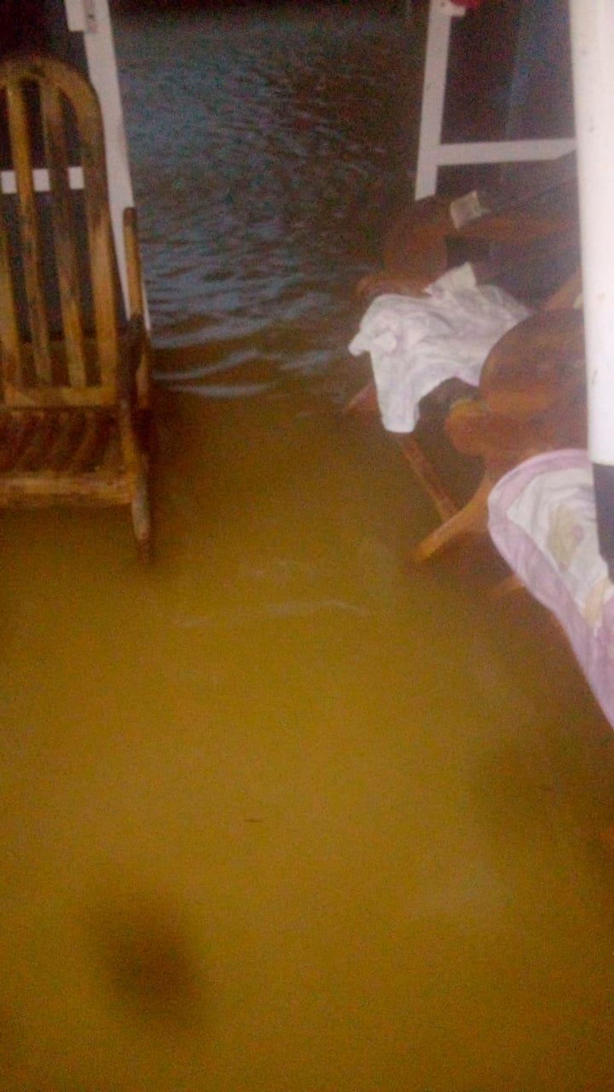 Fuertes lluvias inundan las calles y viviendas de Punta Canoa. //Cortesía