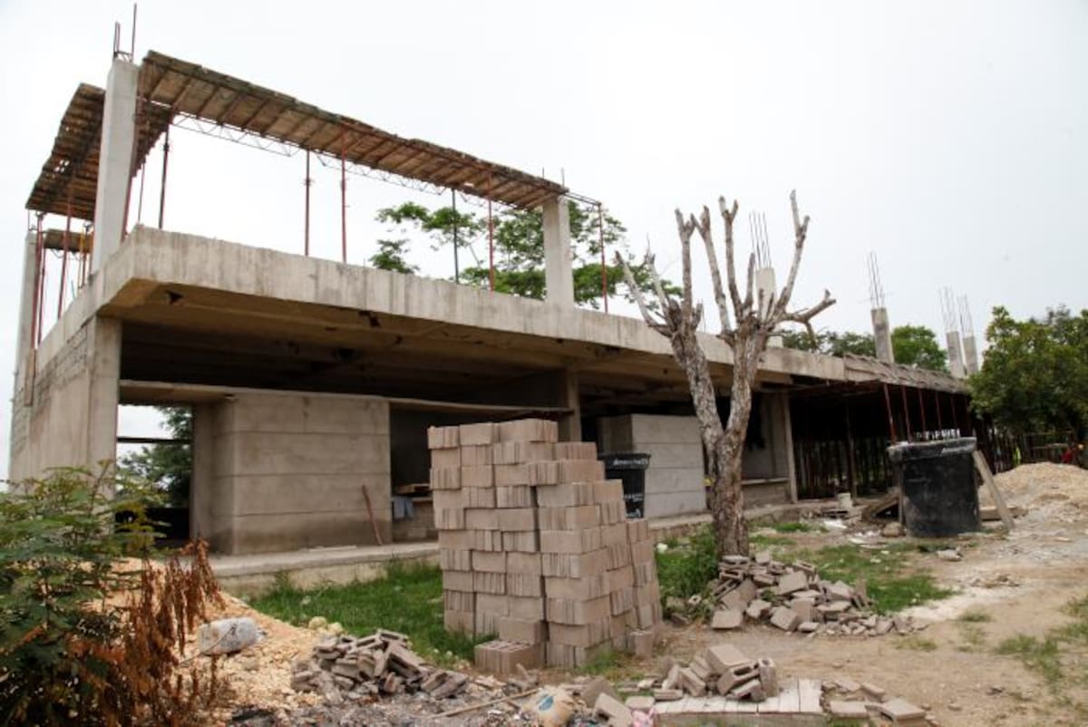 En distintas ocasiones la comunidad estudiantil protestó para pedirle al contratista respuestas que nunca obtuvieron. Las obras nunca mostraron un avance significativo en dos años. Archivo