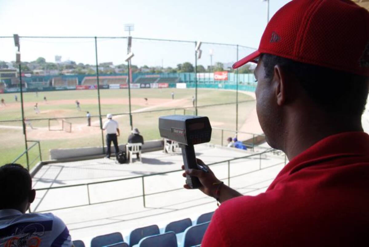 Los scouts midiendo la velocidad de los lanzadores durante el Showcase.