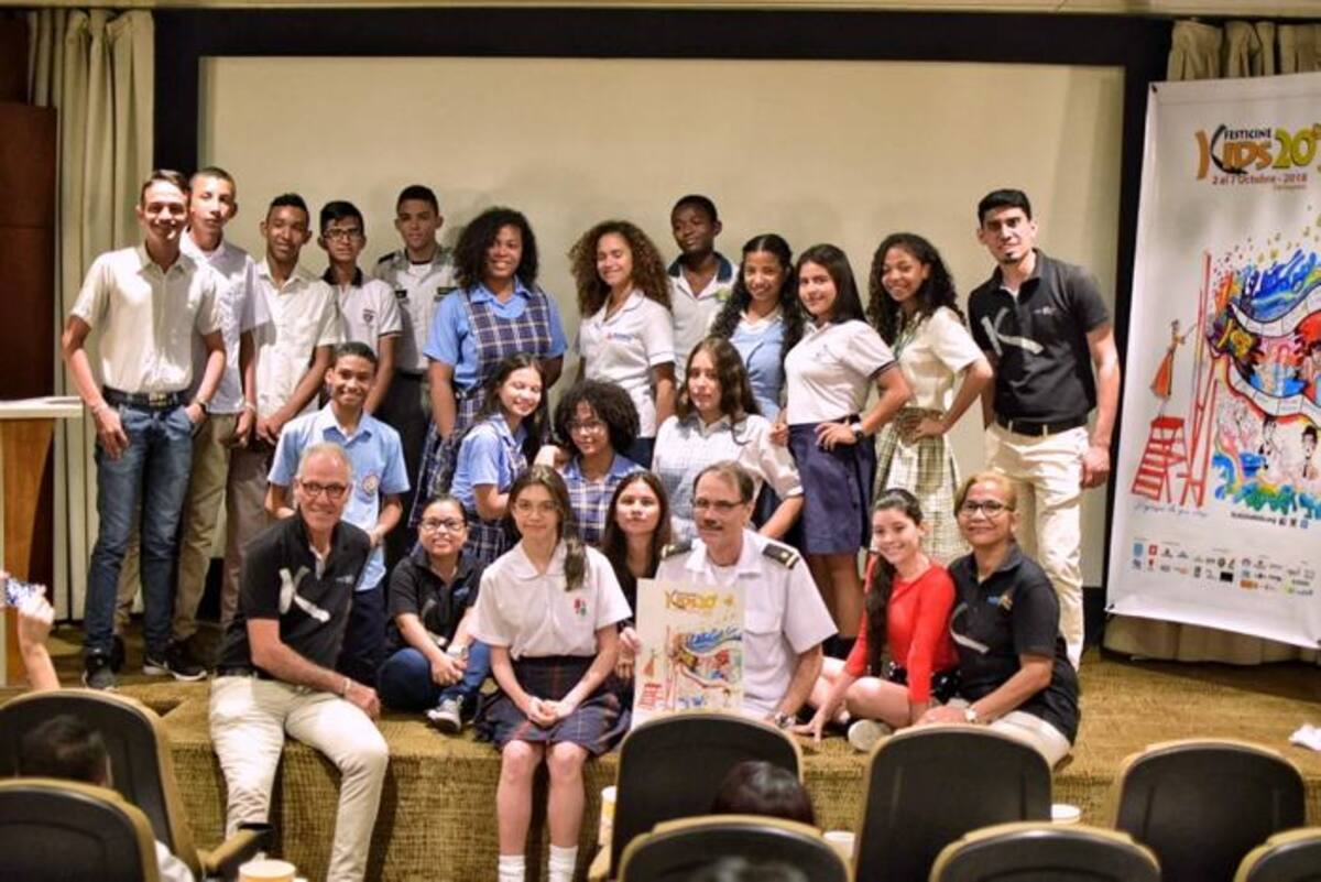 A bordo del crucero Freewinds, FesticineKids presentó la imagen oficial de su edición número 20. En el evento participaron los adolescentes que este año fueron formados para ser jurados durante el festival. Cortesía