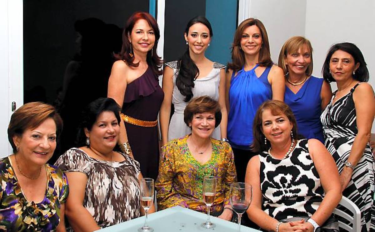 De pie: Chica Morales, Catalina Angulo, Mayra Cavelier, Magdalena Minervini y Margarita Kappaz. Sentadas: Diana Lequerica, María José Bustillo, Angeles Otoya y Patricia Acero.