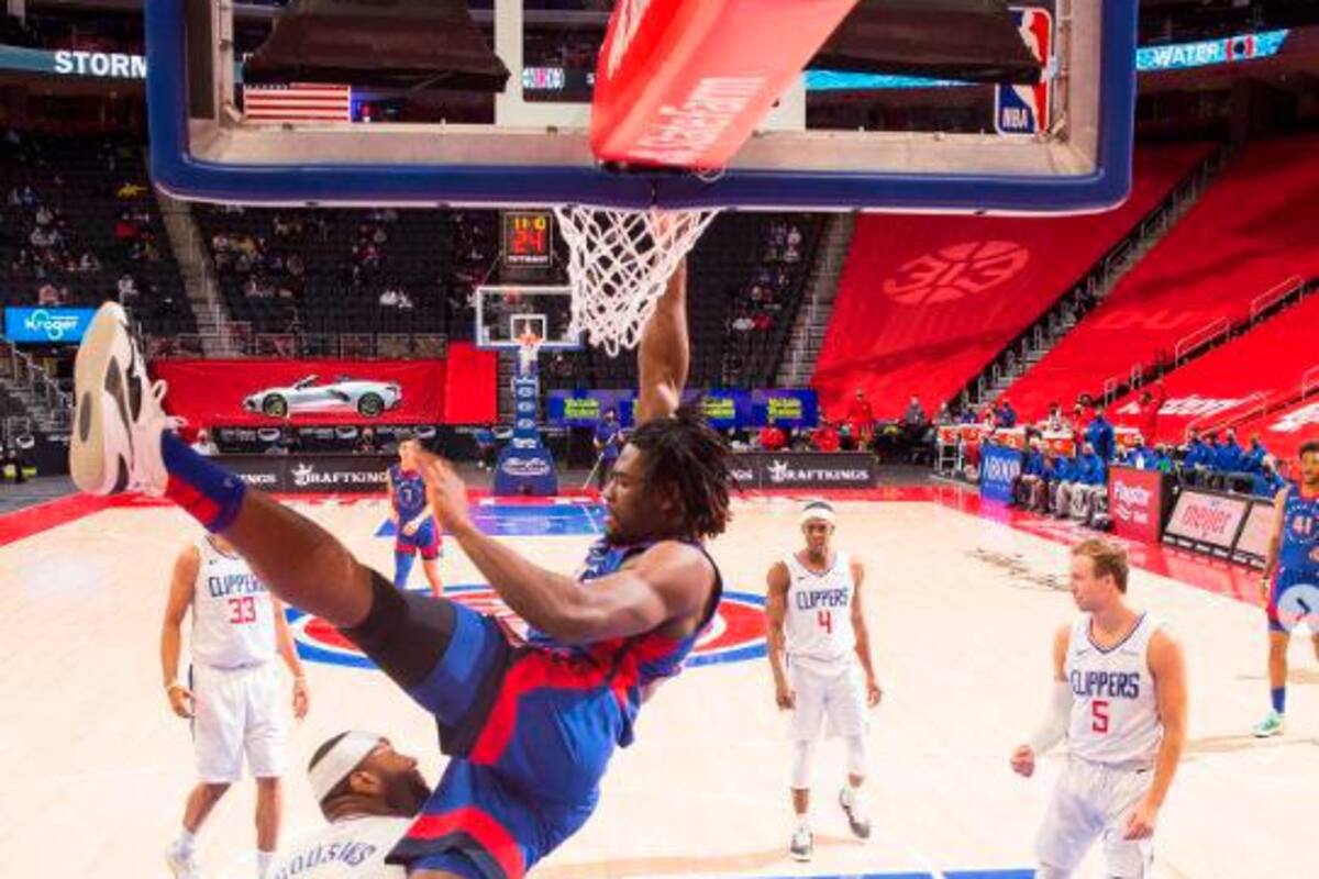 Jugador de la NBA agrede a un rival antes de empezar el partido