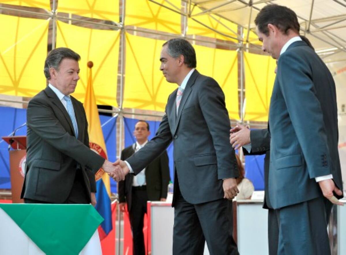 El presidente Juan Manuel Santos sancionó la Ley de Seguridad Ciudadana. Lo acompañaron los ministros de Defensa, Rodrigo Rivera; y del Interior, Germán Vargas Lleras. PRENSA PRESIDENCIA