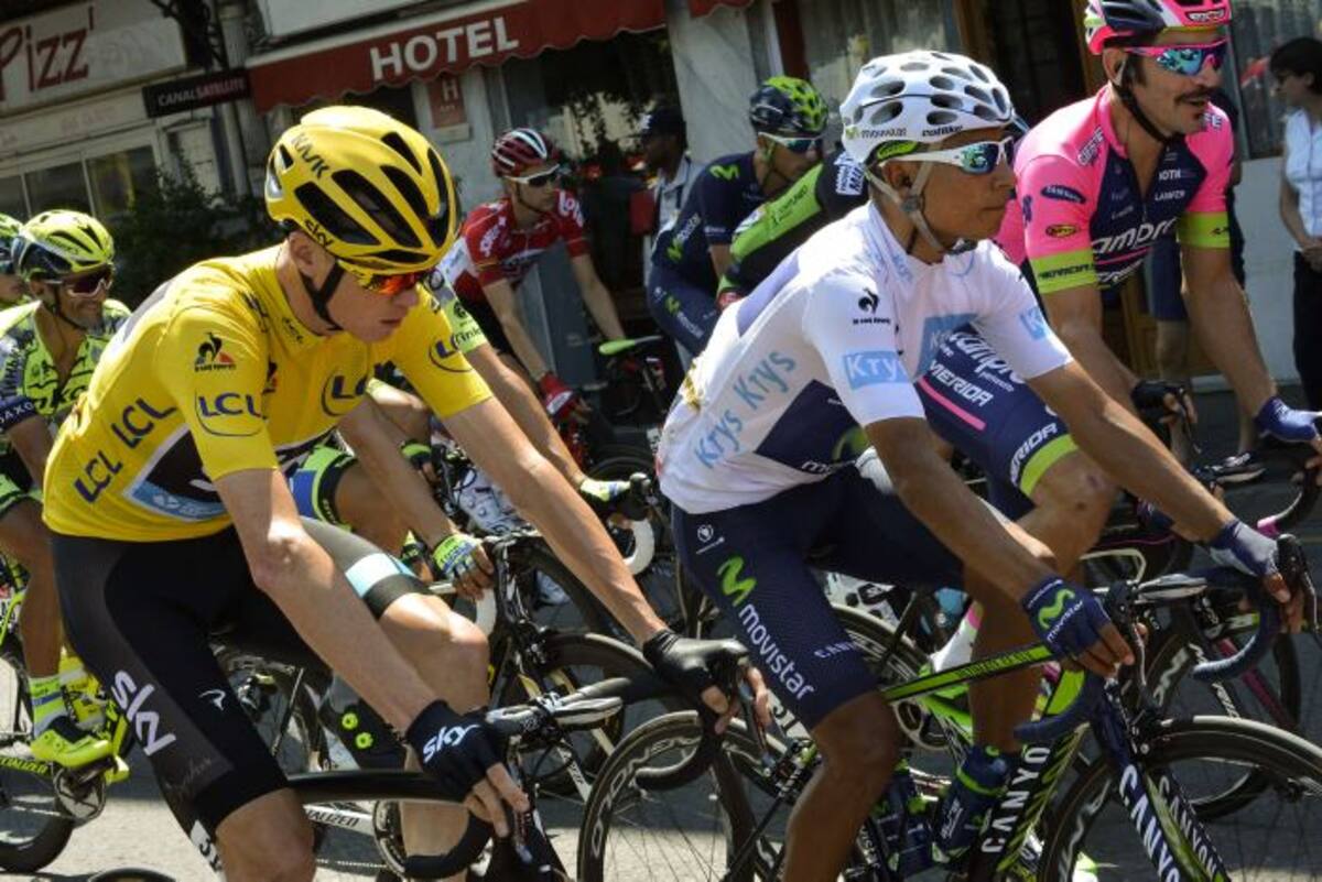 Nairo Quintana con la camiseta blanca que identifica al líder los jóvenes. AFP JEFF PACHOUD