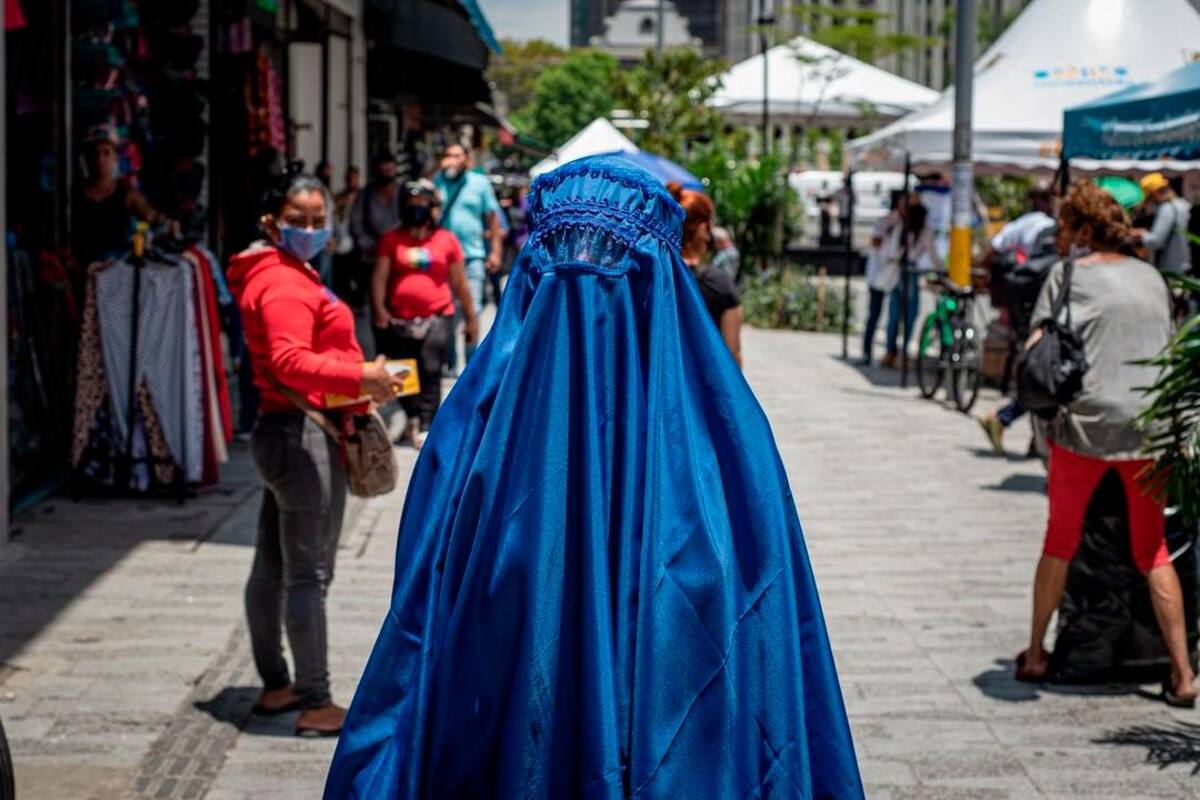 Mujer que paseó por Medellín en Burka es parte de experimento social