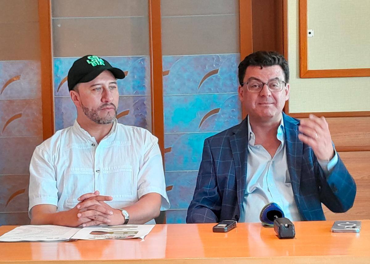El viceministro de Turismo, Arturo Bravo (izq.) y Alberto Muñoz, vicepresidente de Royal Caribbean para América Latina (der.), en la rueda de prensa a bordo del Rhapsody of the Seas. // HFA - EU.