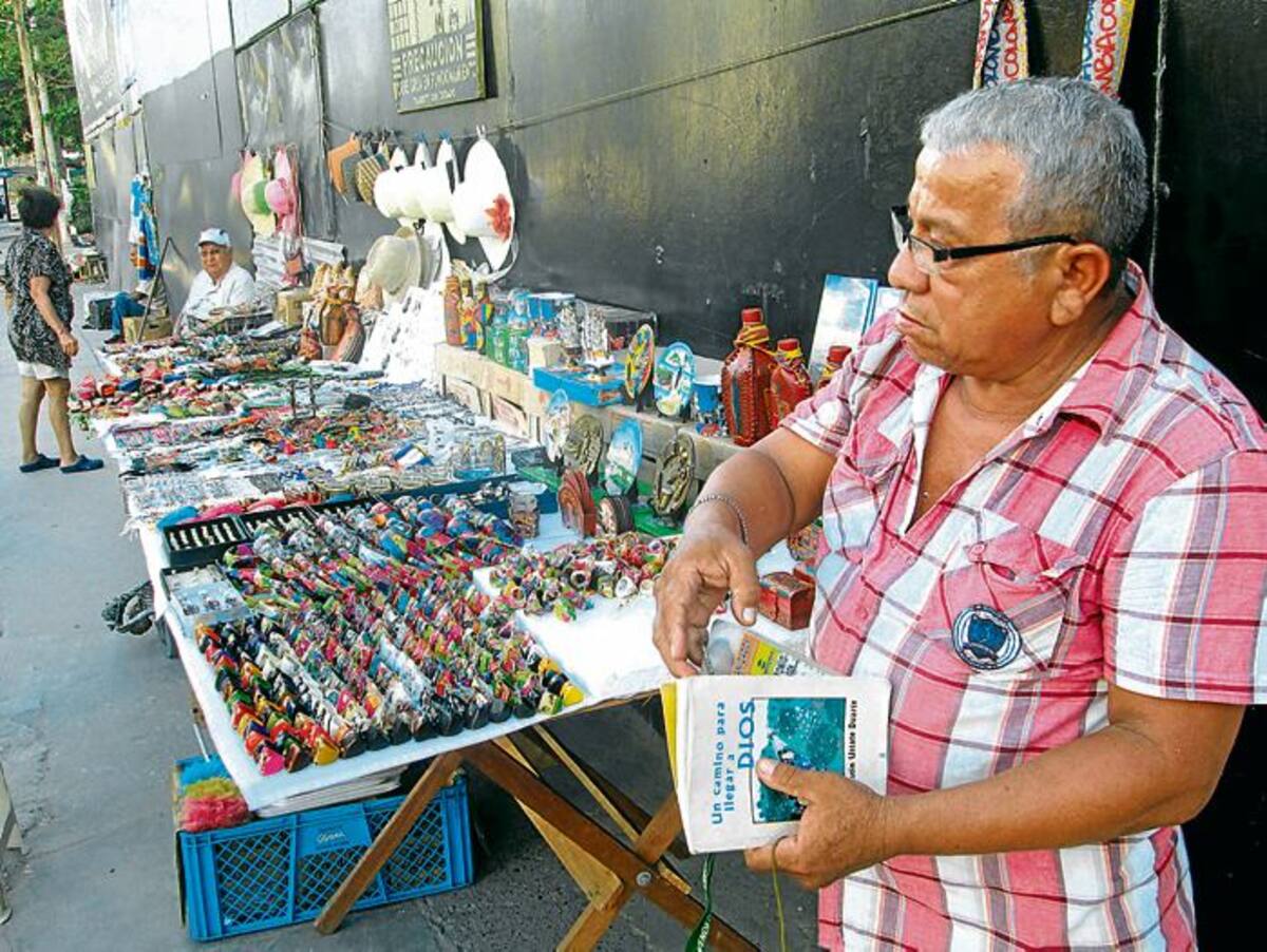 Amaury Vásquez Mendoza, artesano que comercia sus productos informalmente. PEDRO TORRES, GENTE BAHÍA-EL UNIVERSAL