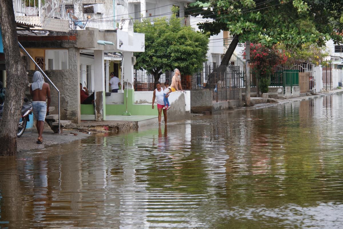 La marea alta inunda barrios como el Barrio Chino.