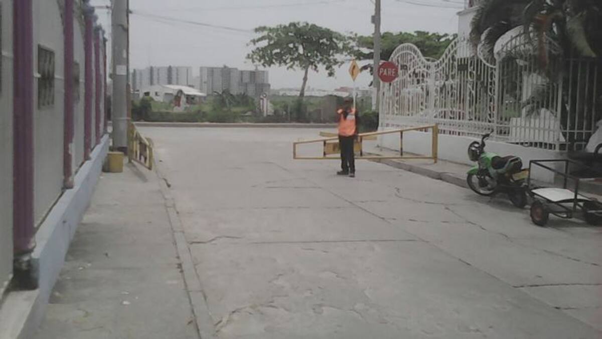 Los delincuentes intentaban huir por esta calle de El Recreo, cuando le dispararon a William Maza. CORTESÍA.
