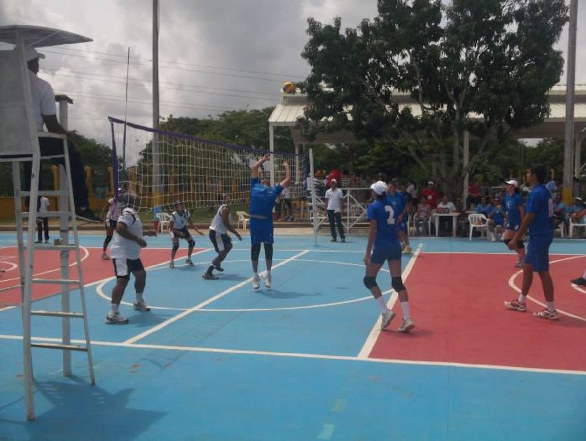 Equipo de Comfenalco de Cartagena, (de color azul) venció a Caja San de Santander en voleibol mixto de los Juegos nacionales Intercajas con sede en Montería. eluniversal.com.co