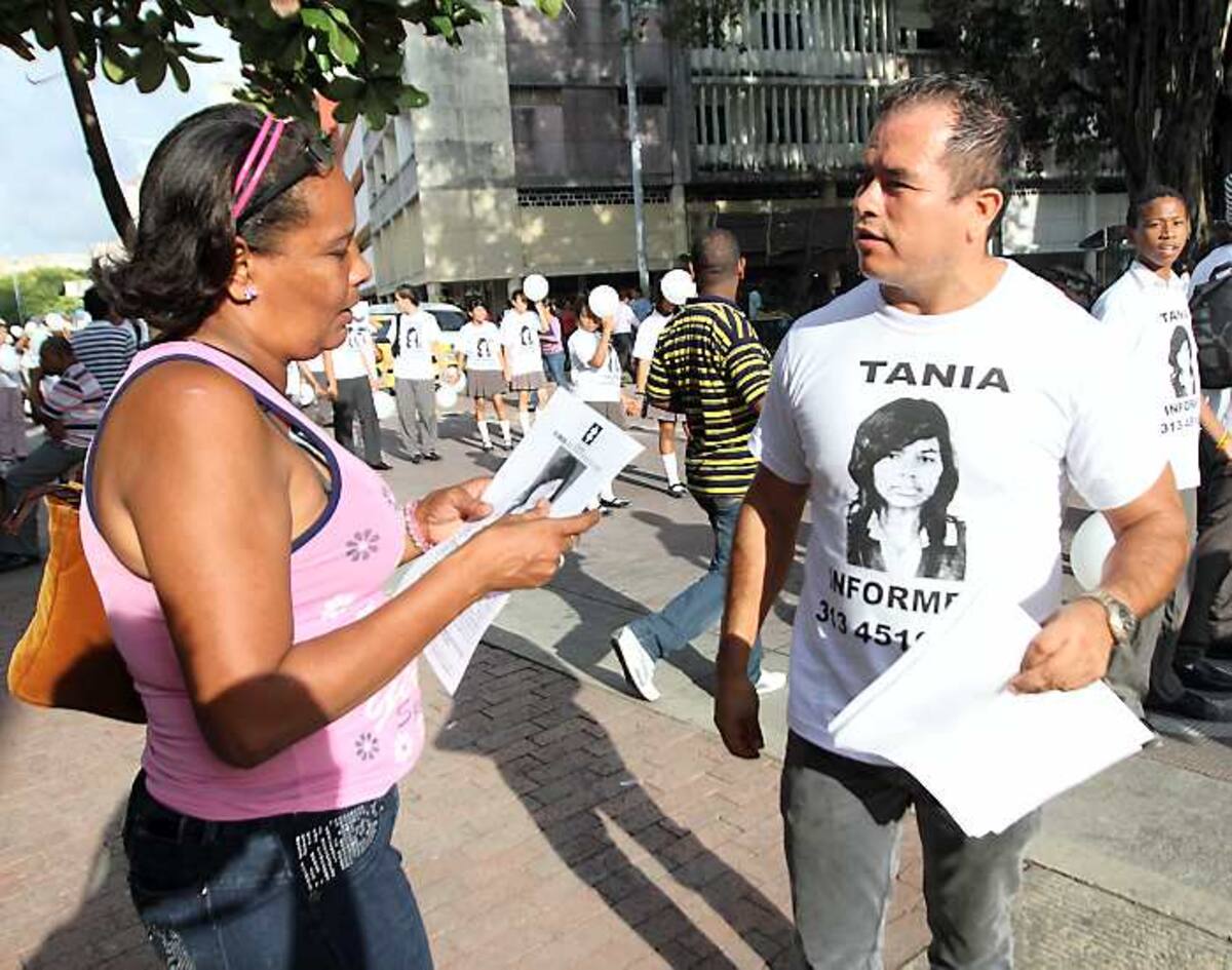 Ramón Rodríguez, padre de la menor desaparecida, repartió ayer en el Centro Histórico miles de volantes con la foto, descripción de su hija y teléfonos de contacto para dar información sobre la misma. AROLDO MESTRE - EL UNIVERSAL