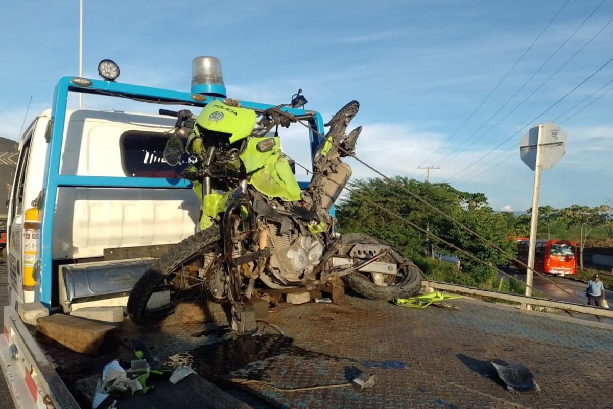Por irresponsabilidad de un conductor casi mueren dos policías